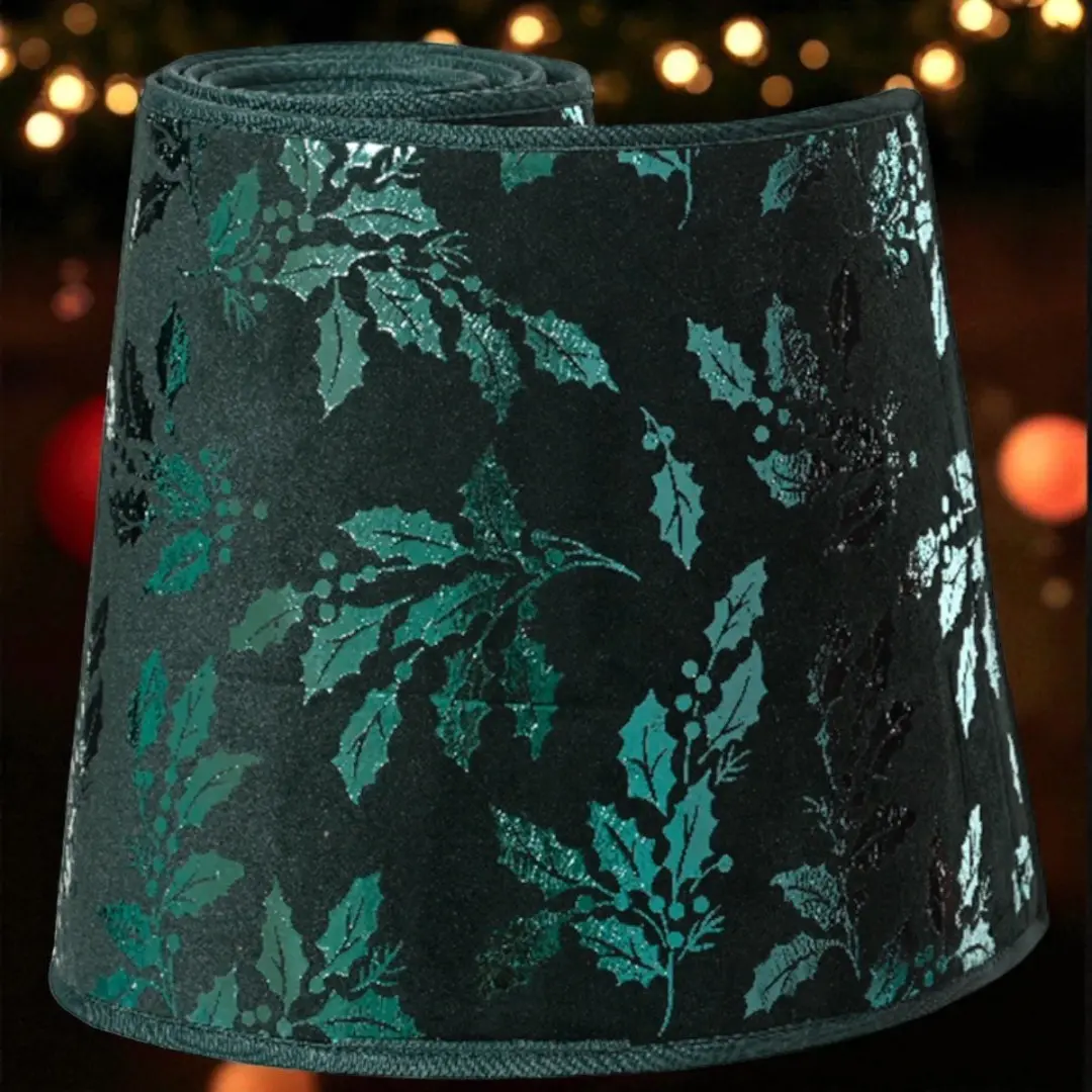 Groene kerstboomring met glanzend hulstmotief