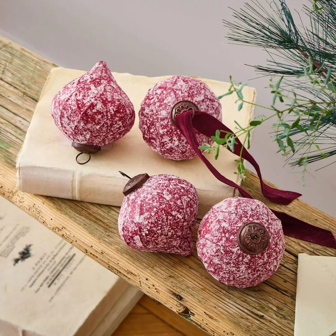 Loberon Kerstbal Set Ysavelle - 4 Stuks Ø9,5cm Bordeaux - afbeelding 4 van 5