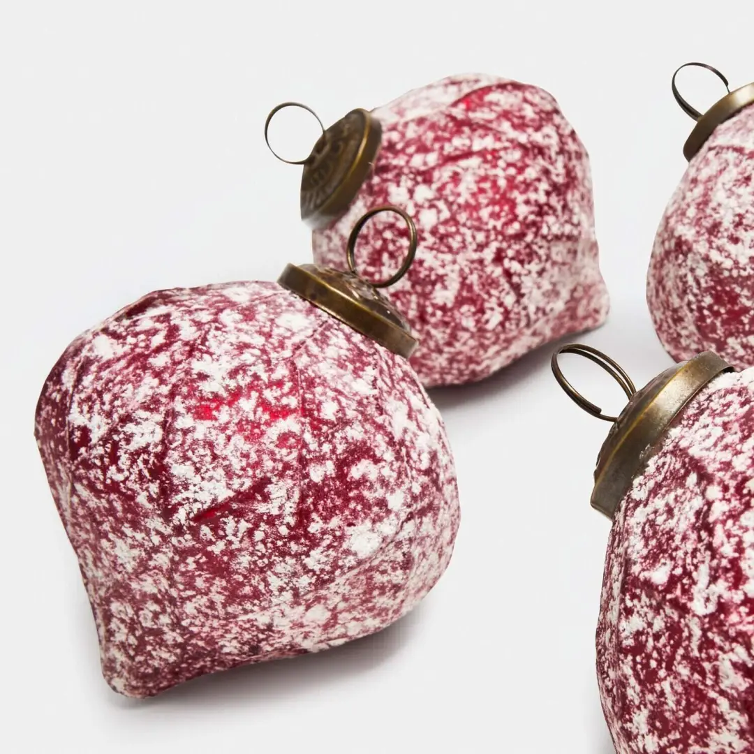 Loberon Kerstbal Set Ysavelle - 4 Stuks Ø9,5cm Bordeaux - afbeelding 5 van 5