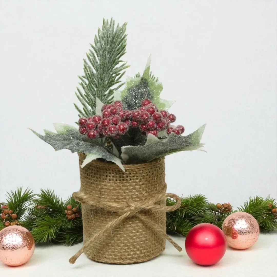 Micro Kerststukje met Rode Besjes en Sneeuw