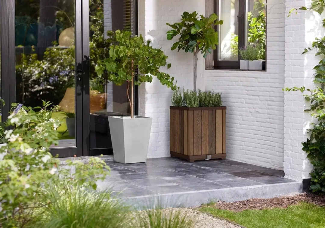 Keter DecoCoat Walnut Hoge Vierkante Plantenbak 74L - afbeelding 4 van 5