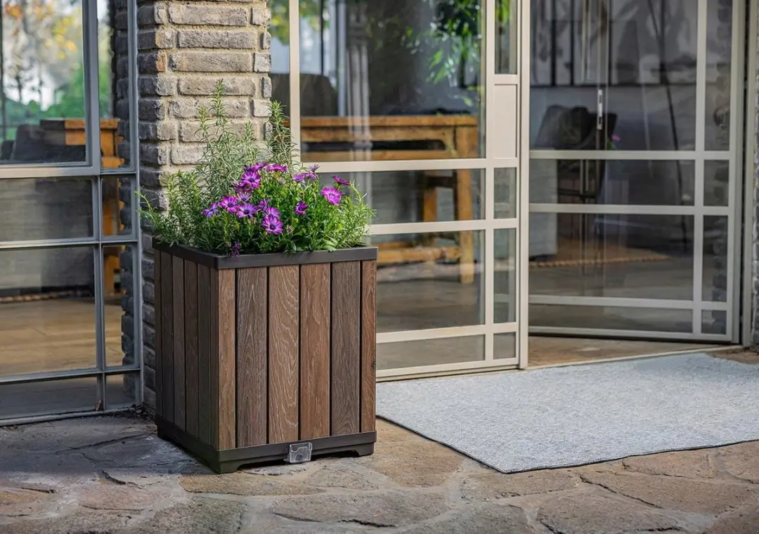 Keter DecoCoat Walnut Hoge Vierkante Plantenbak 74L - afbeelding 5 van 5