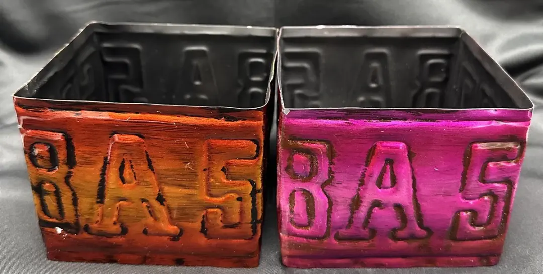 Metalen deco bakjes met letters en cijfers