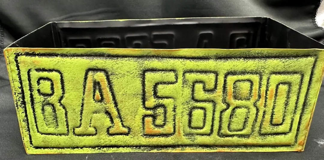 Metalen deco (planten) bakje met letters en cijfers