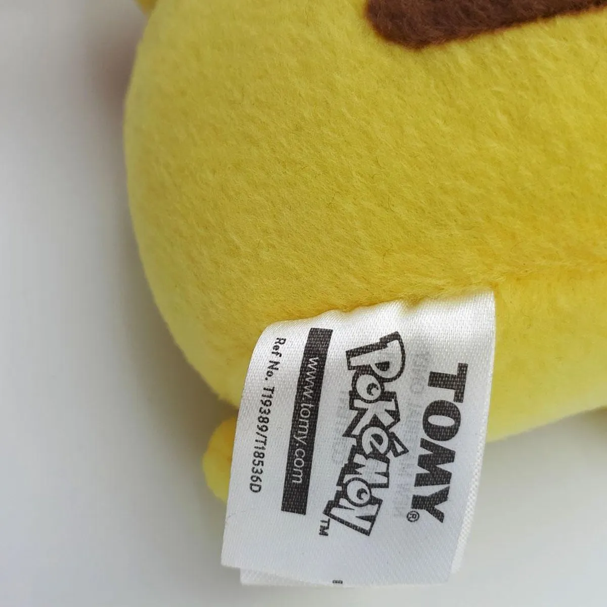 Pokémon Pikachu Knipoog Pluche Knuffel - 30 cm - Geel