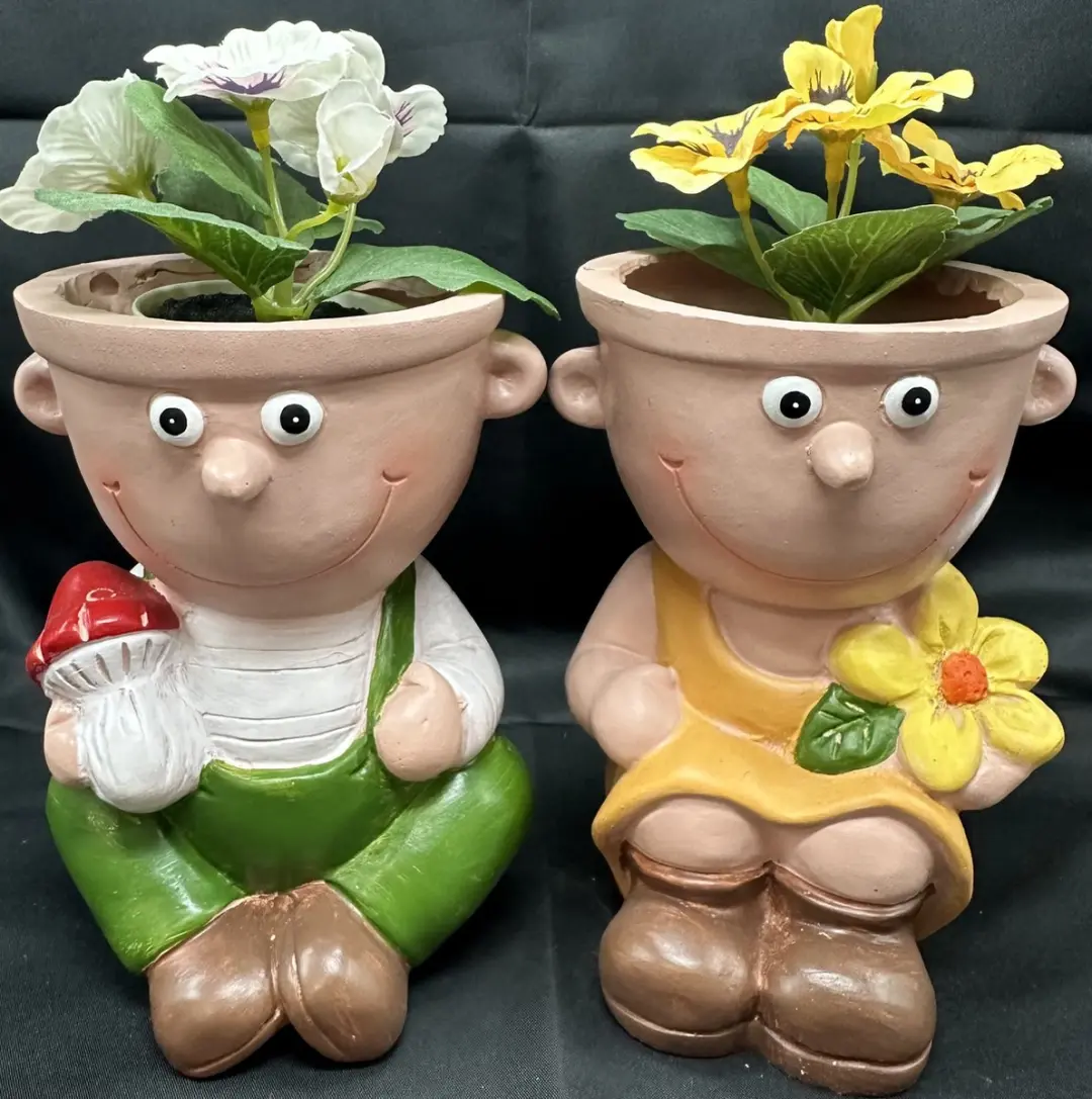 Decoratieve beelden "Jongen en Meisje" van polyresin
