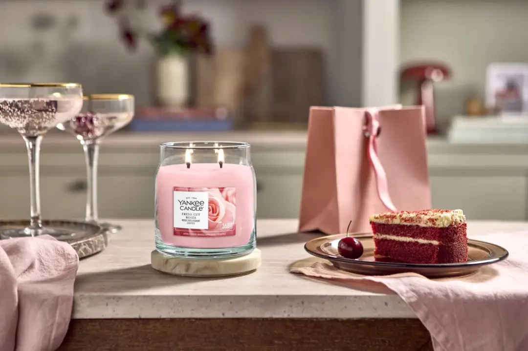 Yankee Candle Fresh Cut Roses Medium Geurkaars - 50 Branduren - afbeelding 3 van 3