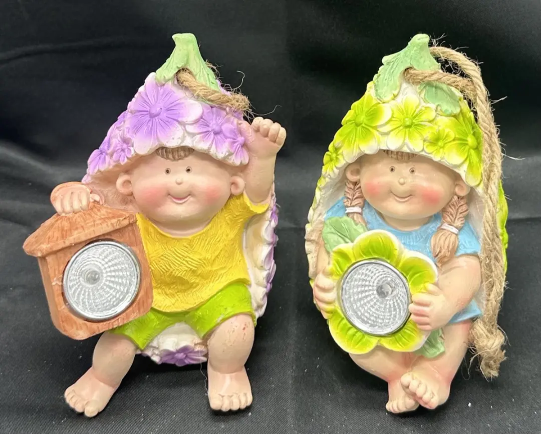 Polyresin solarlamp "hangende kids in bloem"