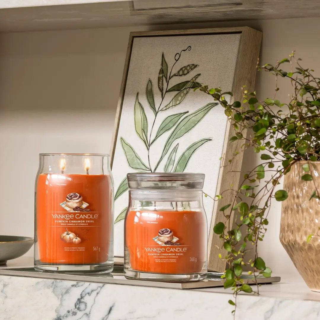Yankee Candle Pumpkin Cinnamon Swirl Medium Geurkaars - 50 branduren - afbeelding 3 van 5