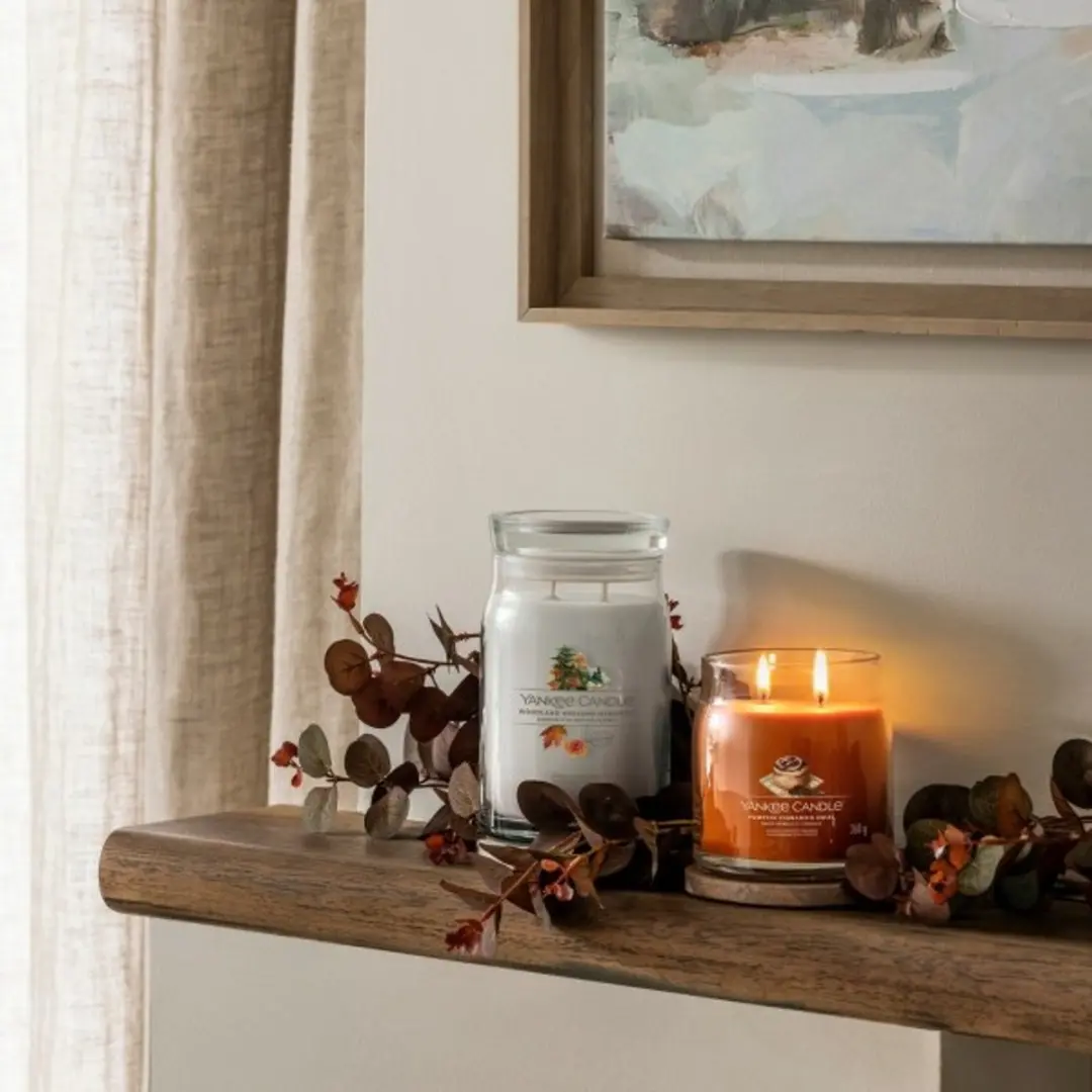 Yankee Candle Pumpkin Cinnamon Swirl Medium Geurkaars - 50 branduren - afbeelding 4 van 5