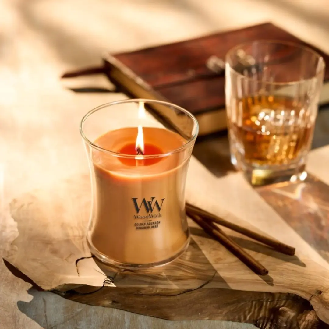 WoodWick Hourglass Medium Geurkaars Golden Bourbon - 60 Branduren - afbeelding 4 van 6