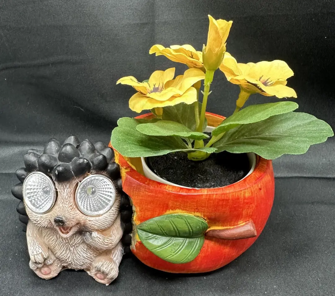 Polyresin solarlamp "Egel met bloempot"