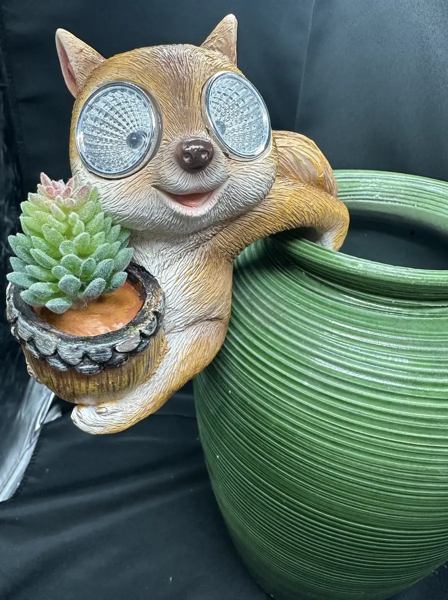 Polyresin solarlamp pothanger "Eekhoorn met kunstbloemen"