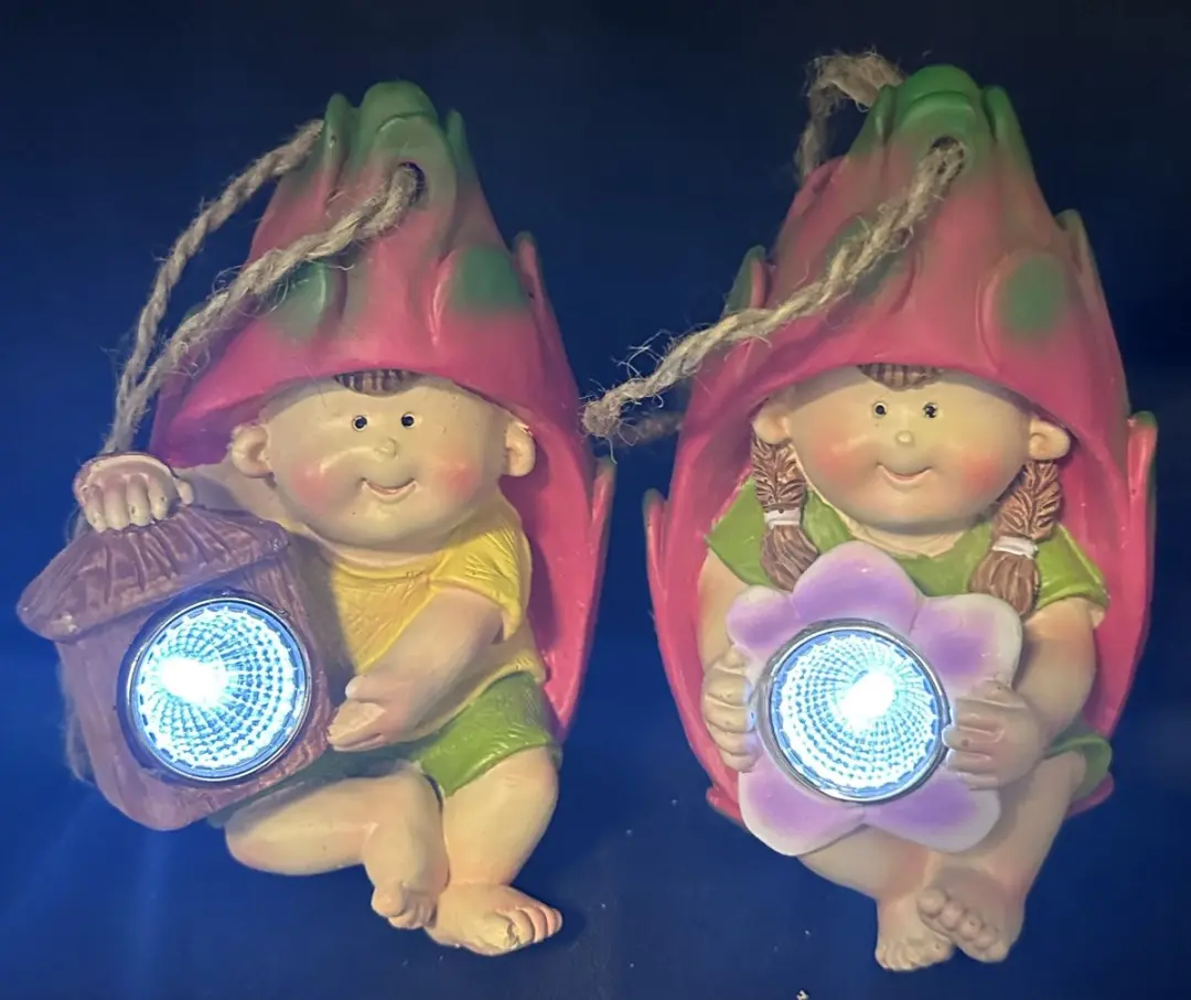 Polyresin solarlamp "hangende kids in Dragon Fruit"
