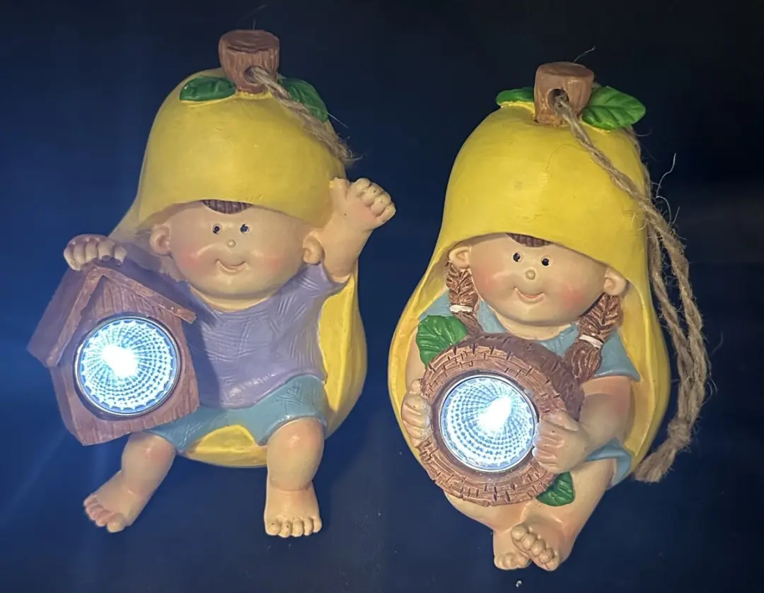 Polyresin solarlamp "hangende kids in Peer"