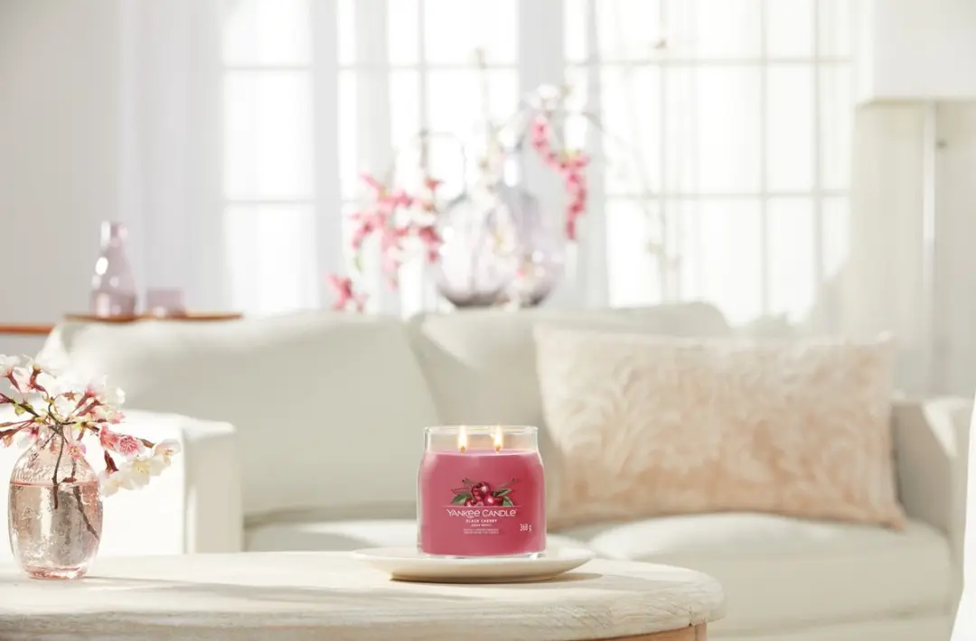 Yankee Candle Black Cherry Geurkaars Medium - 50 Branduren - afbeelding 3 van 3