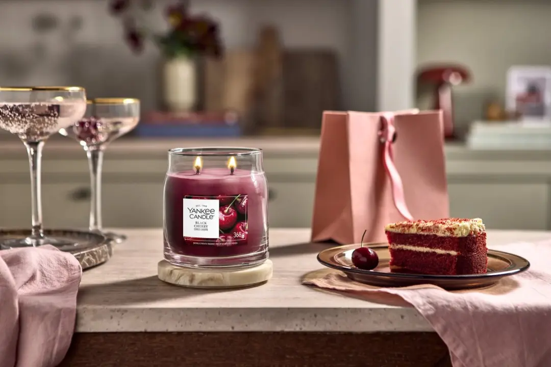 Yankee Candle Black Cherry Geurkaars Medium - 50 Branduren - afbeelding 2 van 3