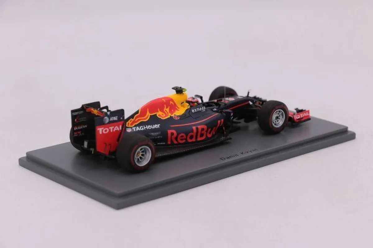 Red Bull Racing TAG Heuer RB12 #26 Spark S5008 - Multicolor
