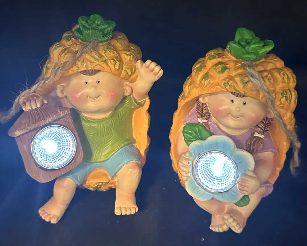 Polyresin solarlamp "hangende kids in Ananas"