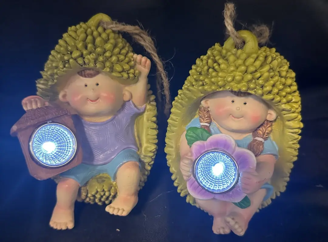 Polyresin solarlamp "hangende kids in Tropische vrucht"