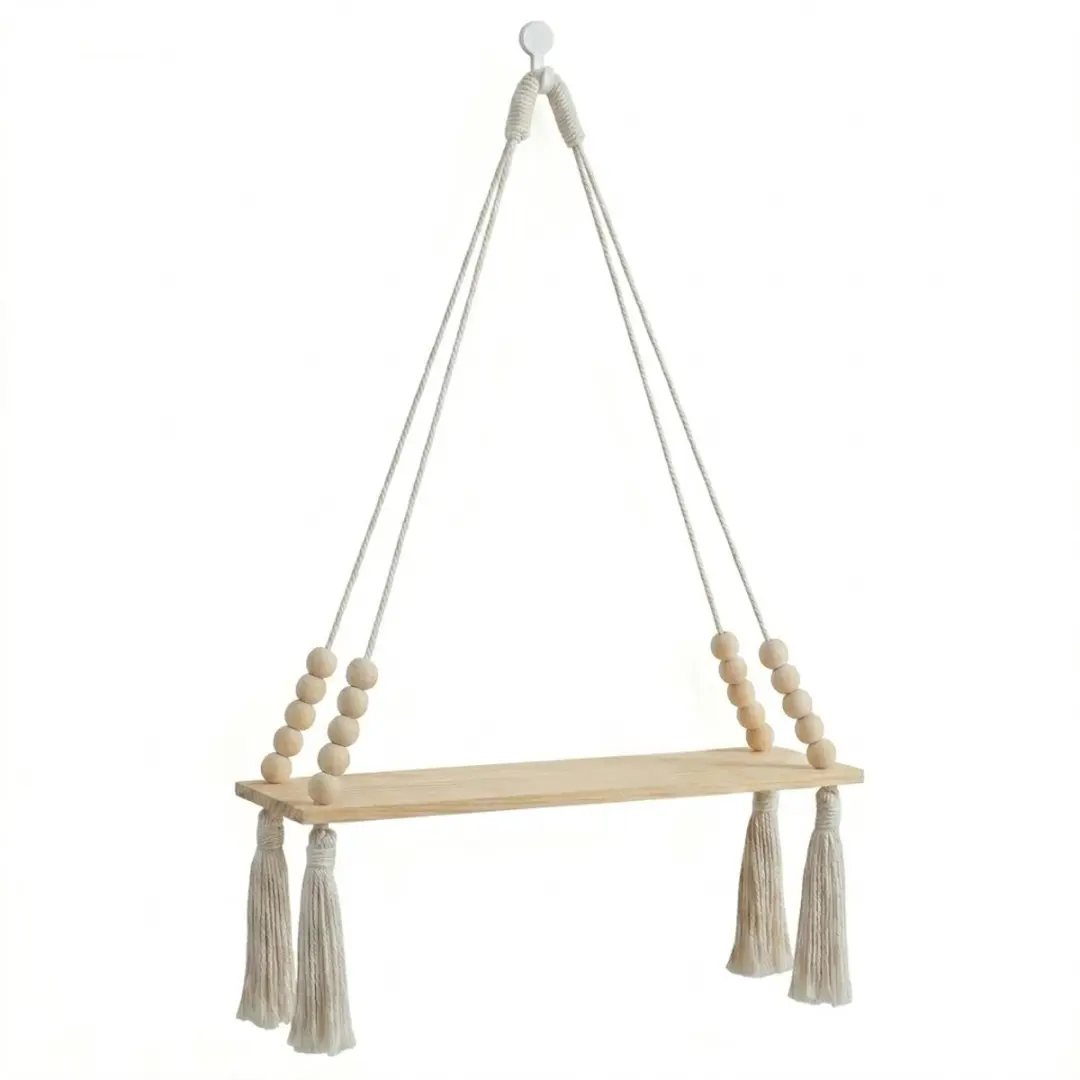 Beige houten wand plank hangend met witte koorden en kralen wanddecoratie plank