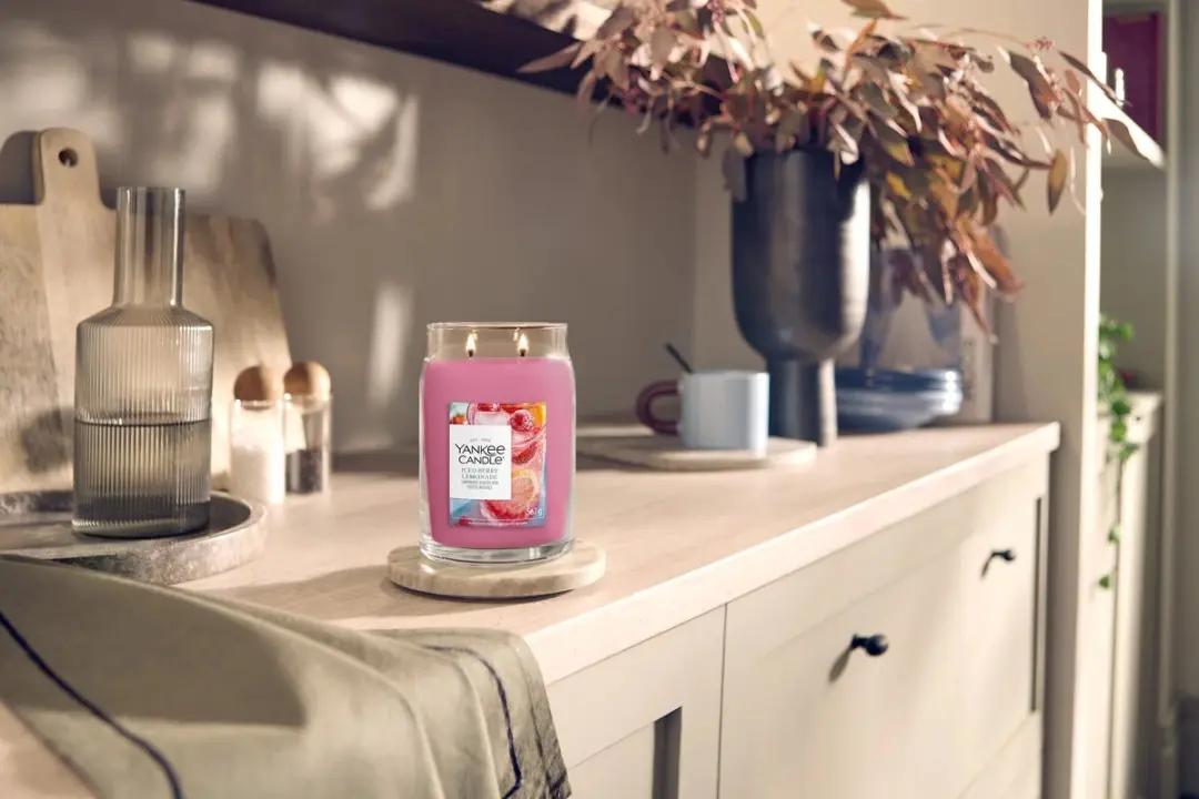 Yankee Candle Iced Berry Lemonade Geurkaars - 80 Branduren - afbeelding 2 van 2