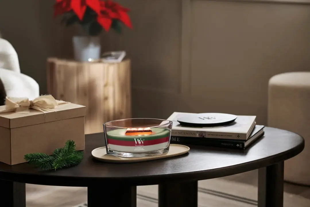 WoodWick Trilogy Holiday Garland Medium Geurkaars - afbeelding 2 van 3