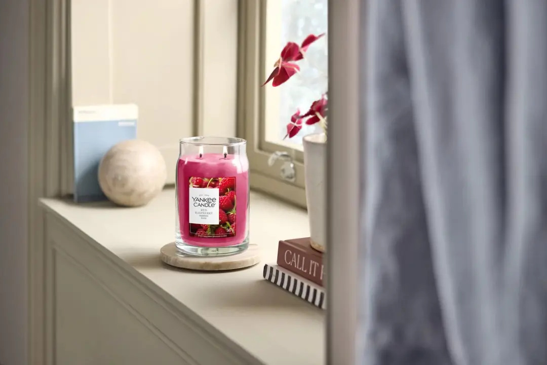 Yankee Candle Red Raspberry Geurkaars Medium - 50 Branduren - afbeelding 3 van 3