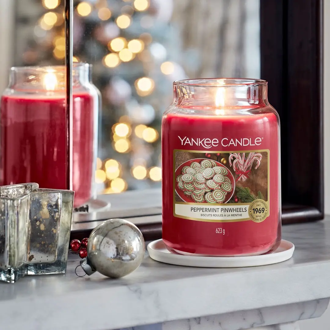 Yankee Candle Peppermint Pinwheels Geurkaars - 80 Branduren - afbeelding 4 van 6