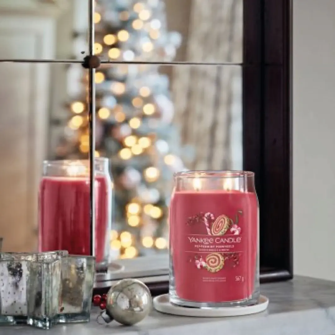 Yankee Candle Peppermint Pinwheels Geurkaars - 80 Branduren - afbeelding 2 van 6