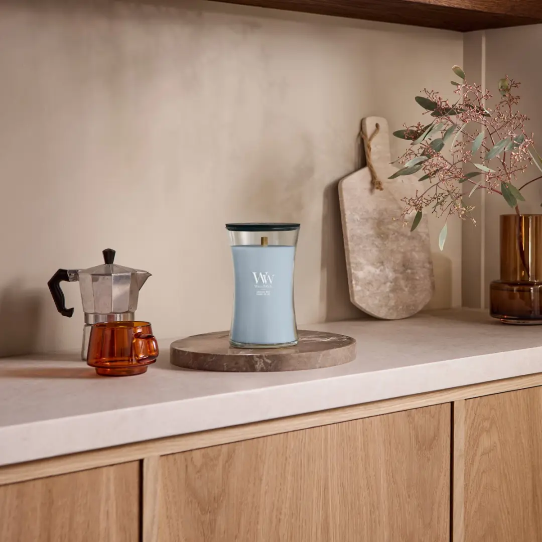WoodWick Hourglass Geurkaars Lakeside Mist - 60 branduren - afbeelding 4 van 5