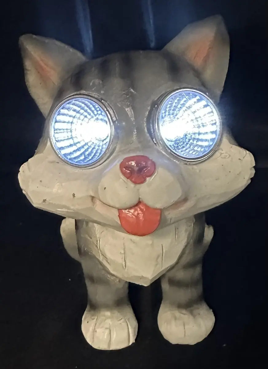 Polyresin solarlamp " kat met LED ogen"