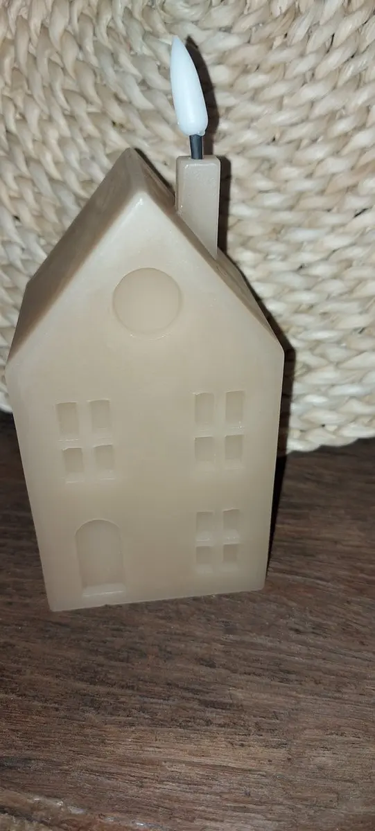 LED kaars huis M beige 6,5x7,5x16cm