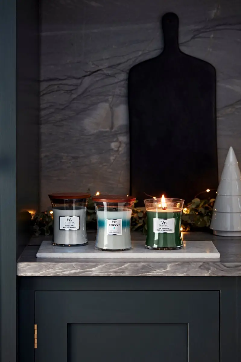 WoodWick Magnolia Birch Medium Geurkaars 60 uur - afbeelding 2 van 4