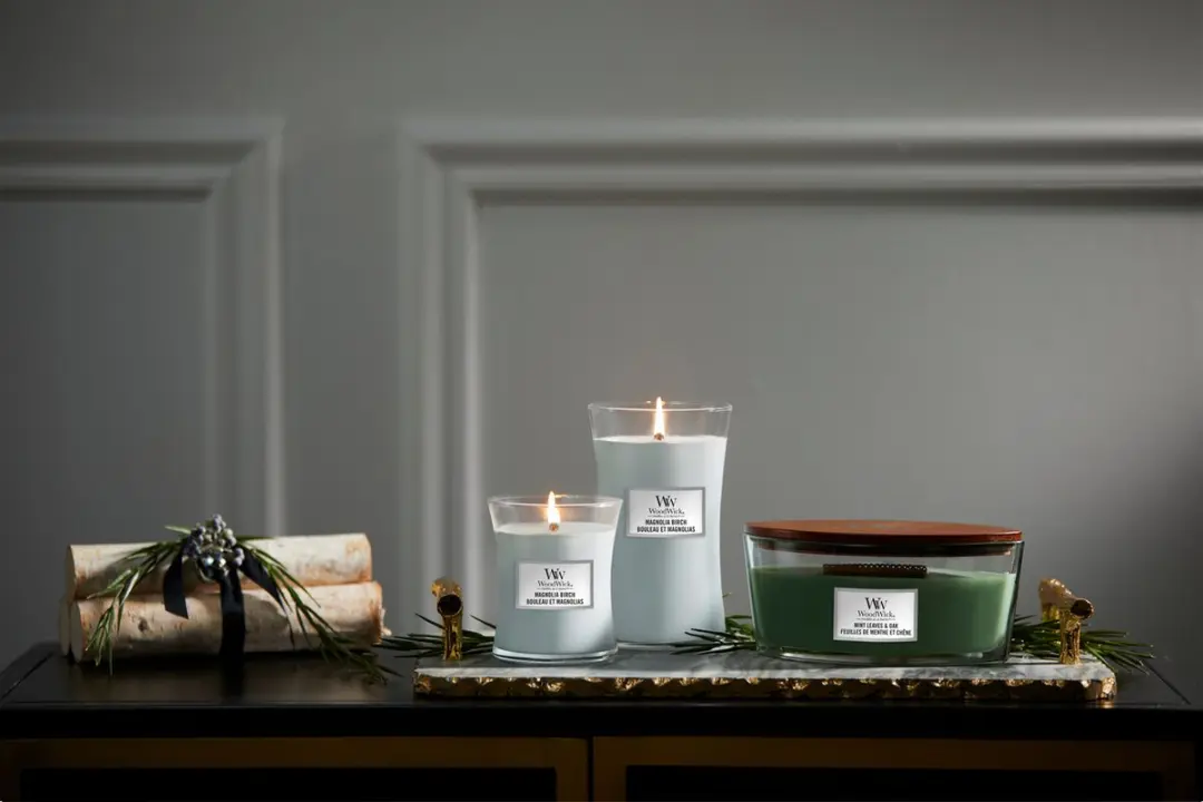 WoodWick Magnolia Birch Medium Geurkaars 60 uur - afbeelding 3 van 4