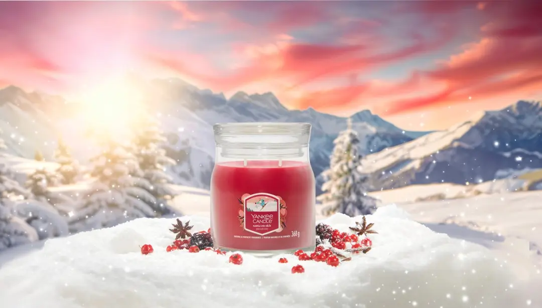 Yankee Candle Santa on Skis Medium Geurkaars - Rood - afbeelding 4 van 6