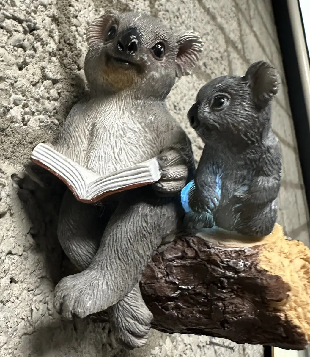 Polyresin wand solarlamp "Koala's op boomstam"