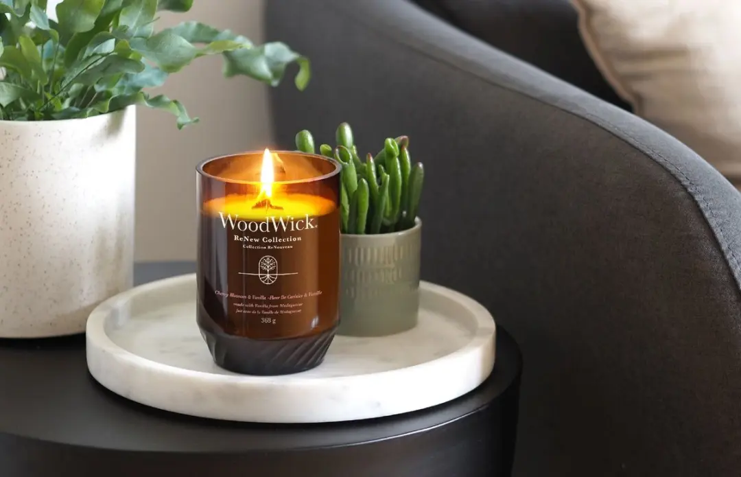 WoodWick ReNew Geurkaars Medium Cherry Blossom & Vanilla 55u - afbeelding 3 van 5