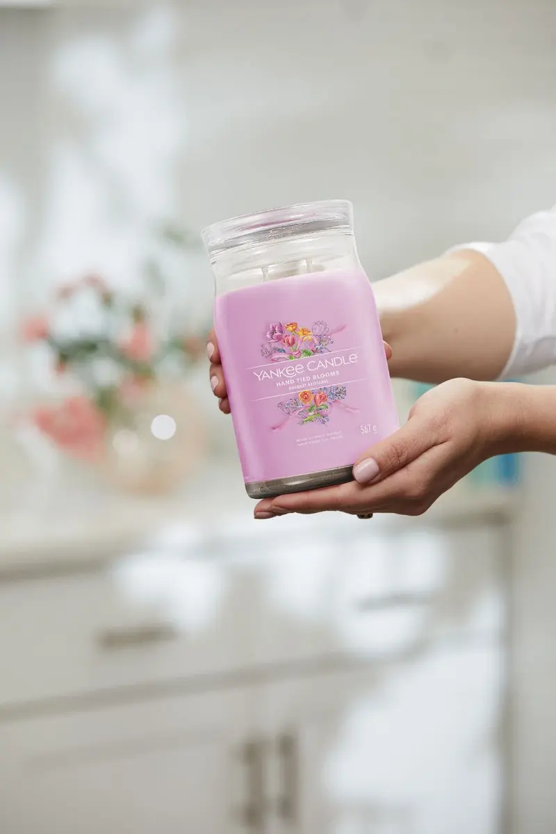 Yankee Candle Hand Tied Blooms Geurkaars - Roze - afbeelding 2 van 6