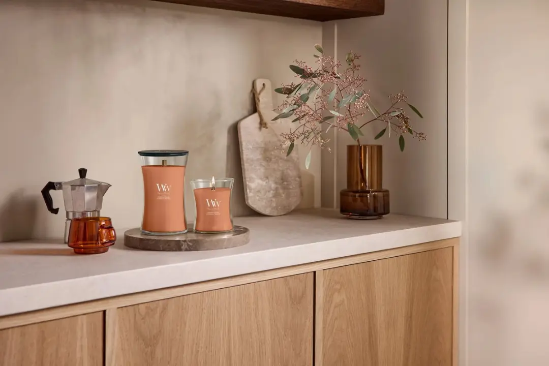 WoodWick Hourglass Pumpkin Praline Geurkaars - 60 branduren - afbeelding 2 van 5