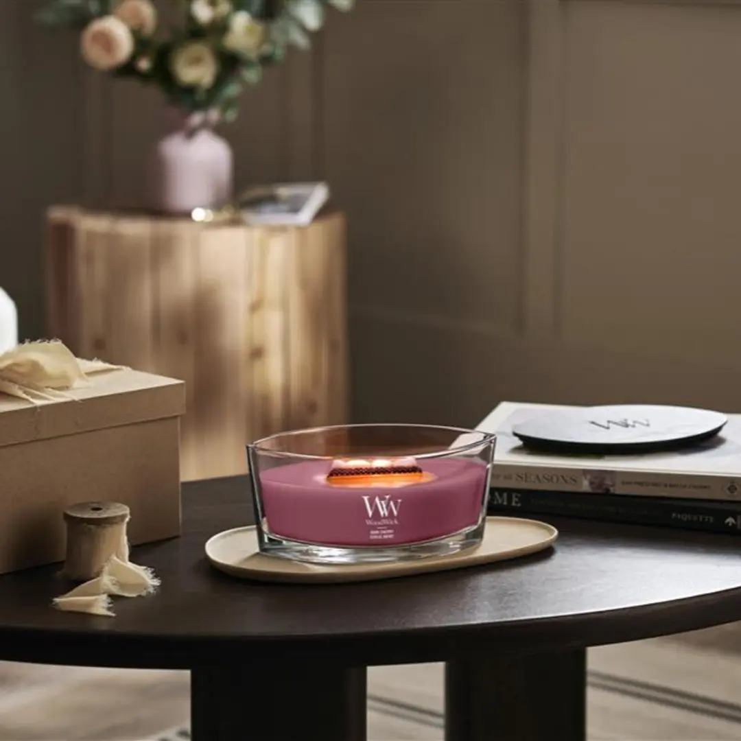 WoodWick Hearthwick Dark Cherry Geurkaars - 50 branduren - afbeelding 4 van 5