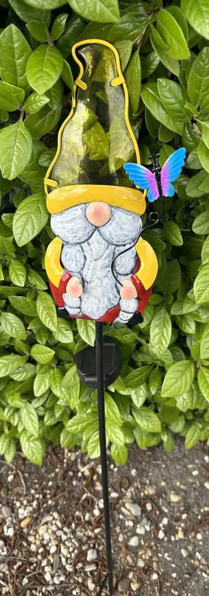 Metaal + glazen solarlamp op tuinsteker "Kabouter met vlinder"