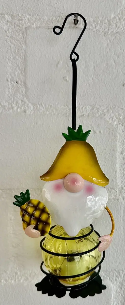 Metaal hangende solarlamp "Kabouter met ananas pakje"