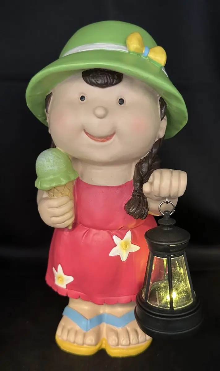 Decoratieve solarlamp "Meisje zomerkleding met ijsje" met lantaarn