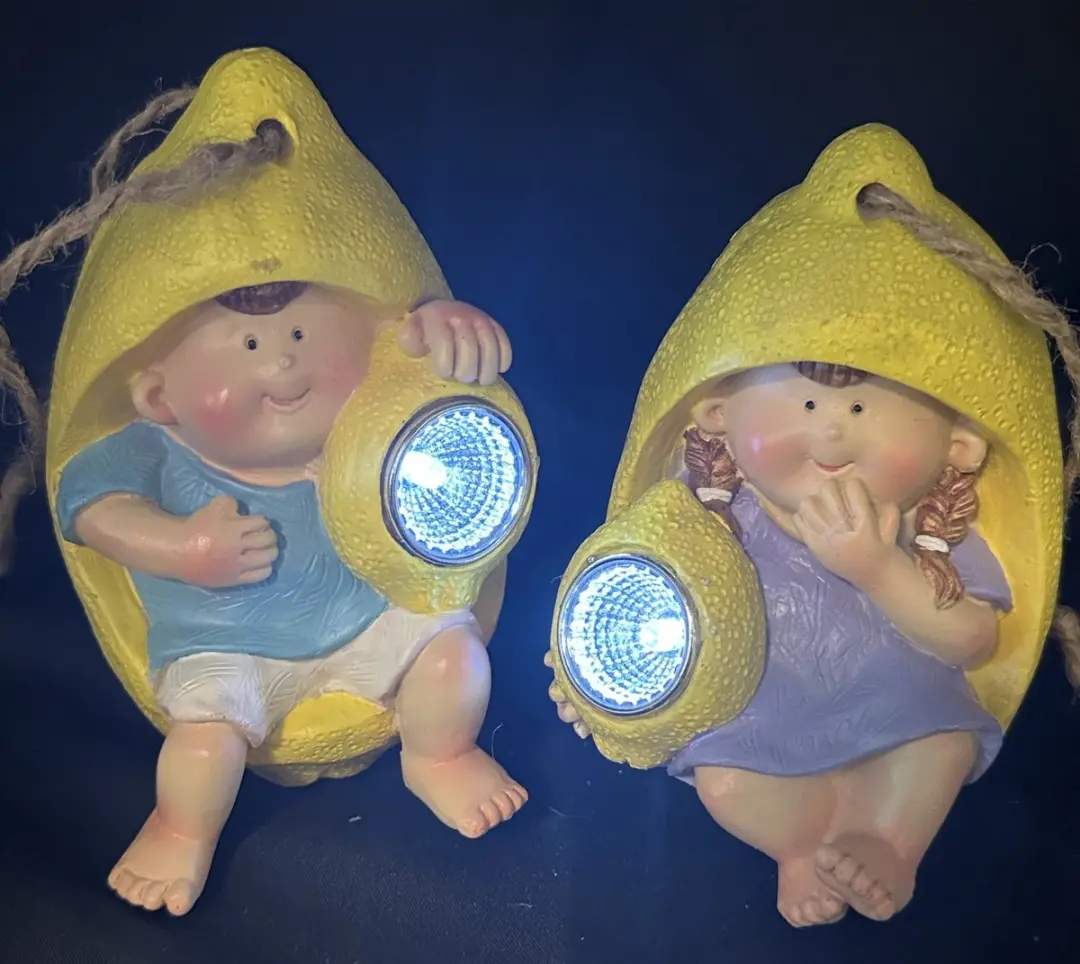 Polyresin solarlamp "hangende kids in Citroen"
