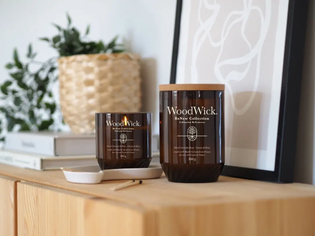 WoodWick ReNew Geurkaars Black Currant & Rose - 75 Branduren - afbeelding 2 van 4