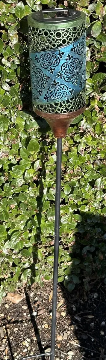 Metalen solarlamp op tuinsteker "met opengewerkt motief"