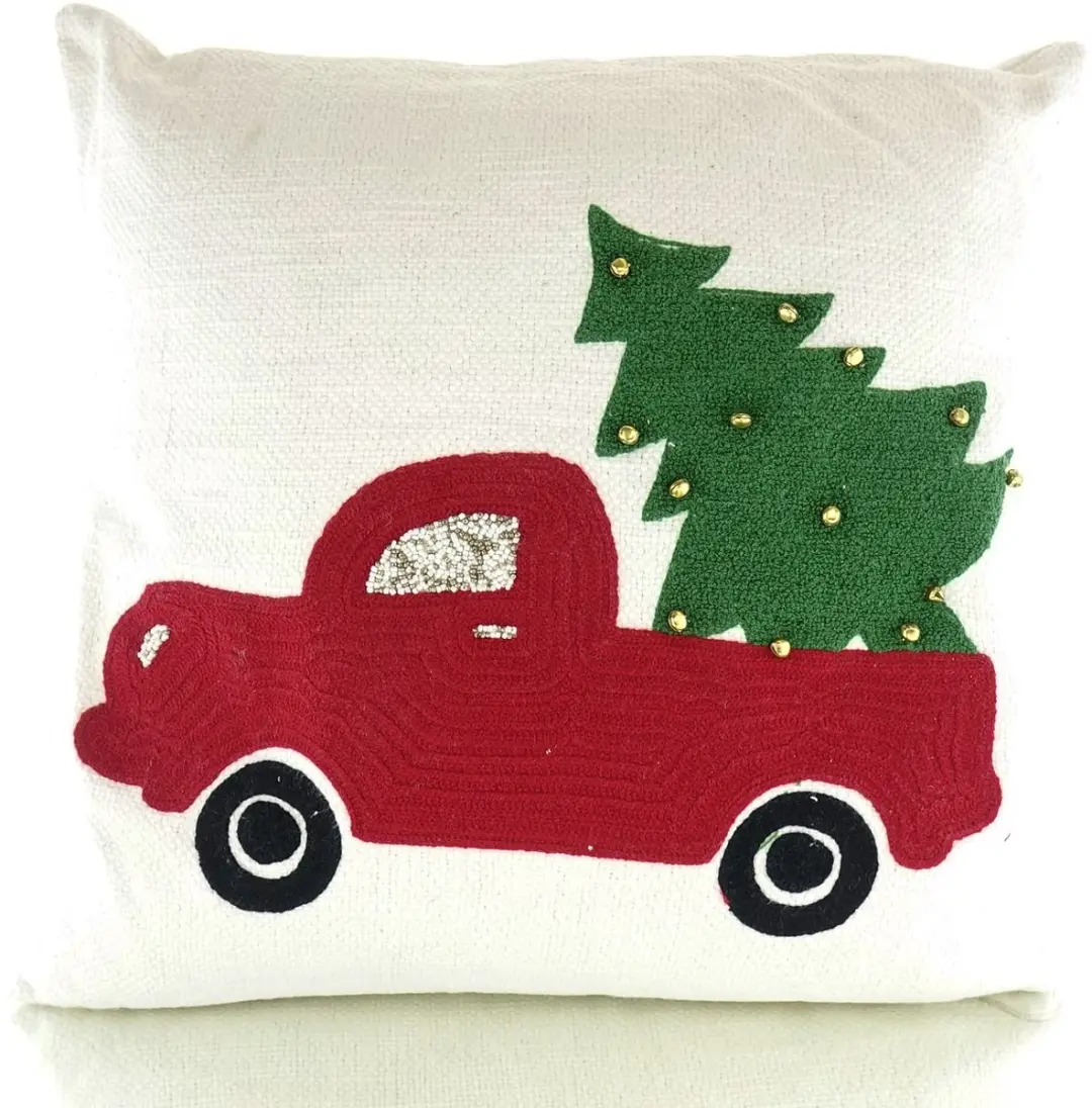 Kaemingk kerstkussen wolwit met rode pick-up & kerstboom 45 x 45 cm