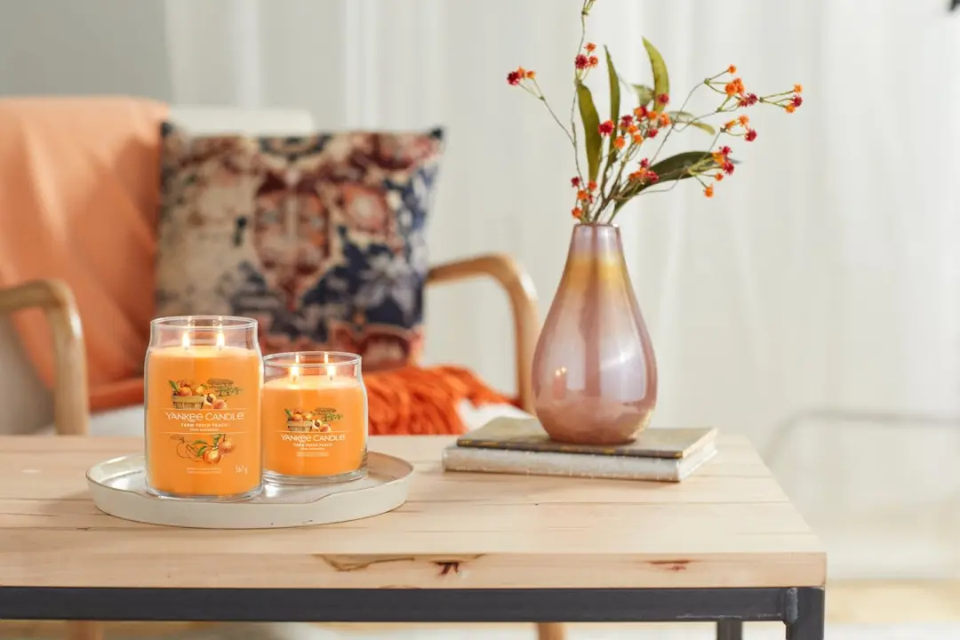 Yankee Candle Farm Fresh Peach Geurkaars - 90 branduren - afbeelding 2 van 5
