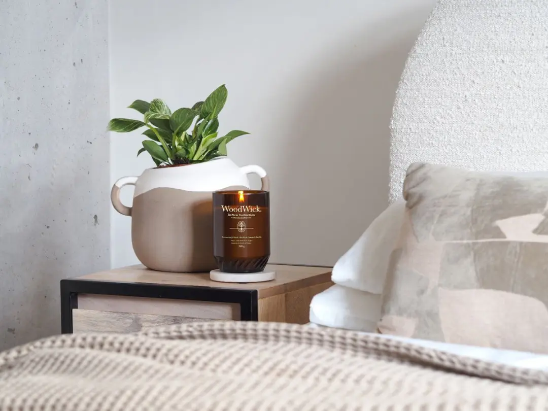 WoodWick ReNew Medium Geurkaars Tomato Leaf & Basil - afbeelding 2 van 6